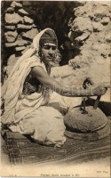 Femme Arabe moulant le Blé / half-naked Arab woman grinding wheat