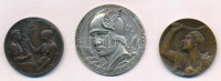 ~1930-1940. 'Magyar Országos Torna Szövetség' bronz díjérem (30mm) + 1934. '28.V.1934. T.M.K. Ulymaguja' gravírozással bronz teniszező díjérem (30mm) + 1938. 'Pénzintézeti Sportegyletek Ligája 1912 / Férfi nyílt ping-pong 1938 I'