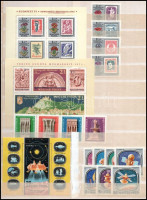 Magyar kis összeállítás, benne főként postatiszta 15 db klf blokk a hozzávaló sorral 2 db A/4 berakólap minden oldalán
