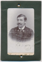1901 Kézdi-Kovács László (1864-1942) festőművész, műkritikus fényképes Ős-Budavárba szóló bérlet-jegye, a felületén törésnyommal, 12x8 cm