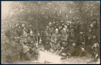 1929, történelmi magyar öltözetekbe, egyenruhákba öltözött fiatal férfi társaság fegyverekkel (buzogány, kard) és lobogóval. Jelzés nélküli fotólap, hátoldalán feliratozott (1929 június, évzáró, Vásony), feltehetően a