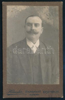 cca 1910 Férfiportré, keményhátú fotó Häusler besztercei műterméből, szecessziós hátlappal, 10,5×6,5 cm