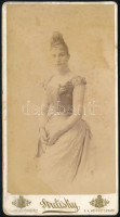 cca 1890 Előkelő fiatal hölgy gyöngysorral, kabinetfotó Strelisky budapesti műterméből, kissé viseltes állapotban, 20,5x11 cm