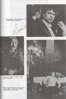 Színész Évkönyv '92-93. [Németh Andor kéziratgyűjtő példánya, 52 művész autográf bejegyzésével.] - A Film Színház Muzsika különkiadása. Szerkesztette: Sas György.(Budapest, 1992. Statiqum Kiadó és Nyomda Kft.) 240 p. Folio.