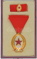 1985. 'A Munka Érdemrend arany fokozata' aranyozott és zománcozott bronz kitüntetés mellszalagon, miniatűrrel szalagsávon, eredeti 'ragadós' műbőr tokban T:AUNMK 599