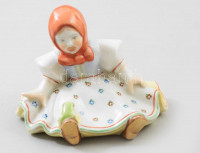Herendi békától megijedő lány. Jelzett, hibátlan, m: 9 cm