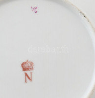 François Joseph Lefebvre (1755-1820) francia tábornokot ábrázoló porcelán tál, matricás, jelzett, kopásnyomokkal, d: 15,5 cm