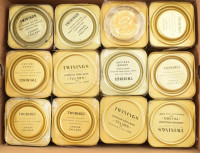 Twinings 15 darabos fém teásdoboz összeállítás, közte ritka darabokkal, közte papírpecsétekkel. Darjeeling Tea, Queen Mary Tea, Orange Pekoe Tea, Prince of Wales Tea, Formosa Oolong Tea, Keemun Tea, stb, m: 9,5 cm