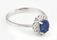 14k fehérarany (Au) gyűrű kék brilliánssal. 0,135 ct zafírral 1,03 ct m: 52, 2,47 g