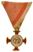 1869-1914. 'Arany Érdemkereszt a Vitézségi Érem szalagán' aranyozott, zománcozott bronz kitüntetés mellszalagon, a karikán 'WILH. KUNZ - WIEN X.' gyártó jelzéssel és csillag beütéssel T:AU,XF patinaHungary 1869-1914. 'Golden Merit