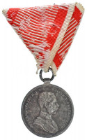 1914. 'Ferenc József II. osztályú Ezüst Vitézségi Érem' jelzetlen Ag kitüntetés eredeti mellszalaggal. Szign.: Tautenhayn T:VF Hungary 1914. 'Silver Gallantry Medal, IInd Class' Ag decoration without hallmark, with damaged, original